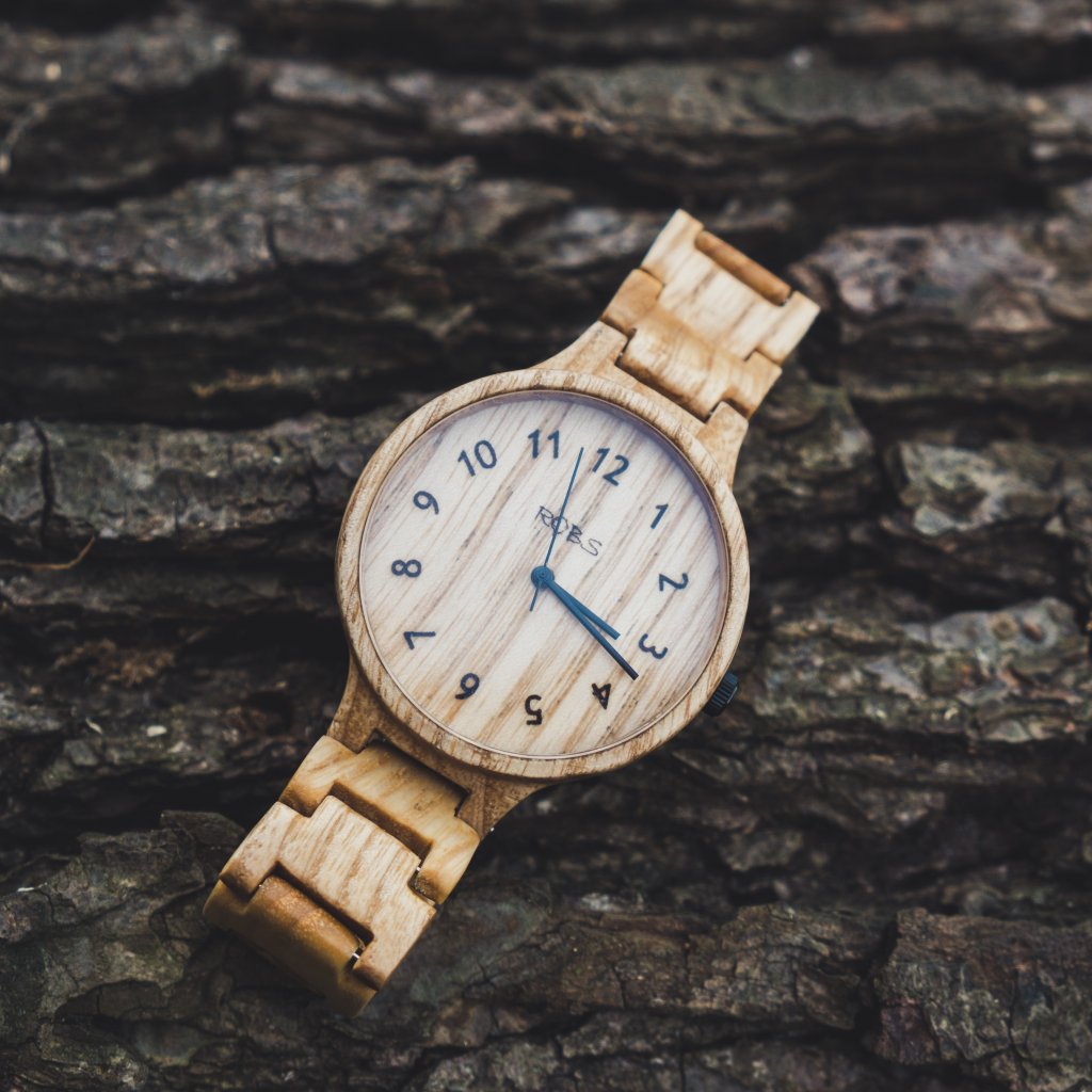 české dřevěné hodinky